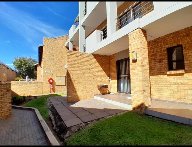 1 BEDROOM APARTMENT FOR SALE IN ROOIHUISKRAAL NORTH